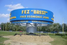 pod-brestom-postroyat-akkumulyatornyij-zavod